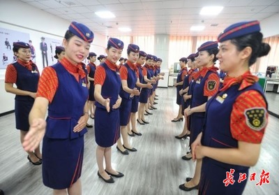 武漢高鐵明星服務(wù)隊(duì) 咬著筷子練微笑 掐表計(jì)時(shí)整車廂